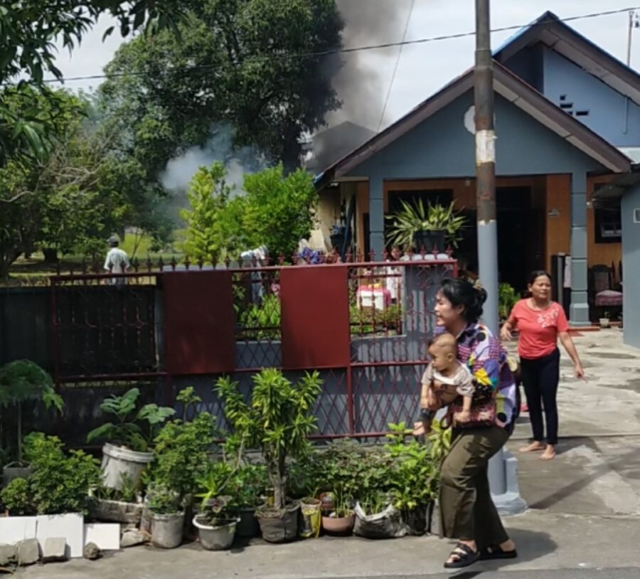 Aksi Cepat Pemotor Menghubungi Damkar, Kebakaran Rumah Cepat Teratasi
