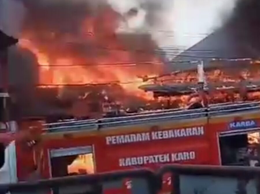 Tiga Bangunan Semi Permanen di Jalan Jamin Ginting Berastagi Ludes Terbakar