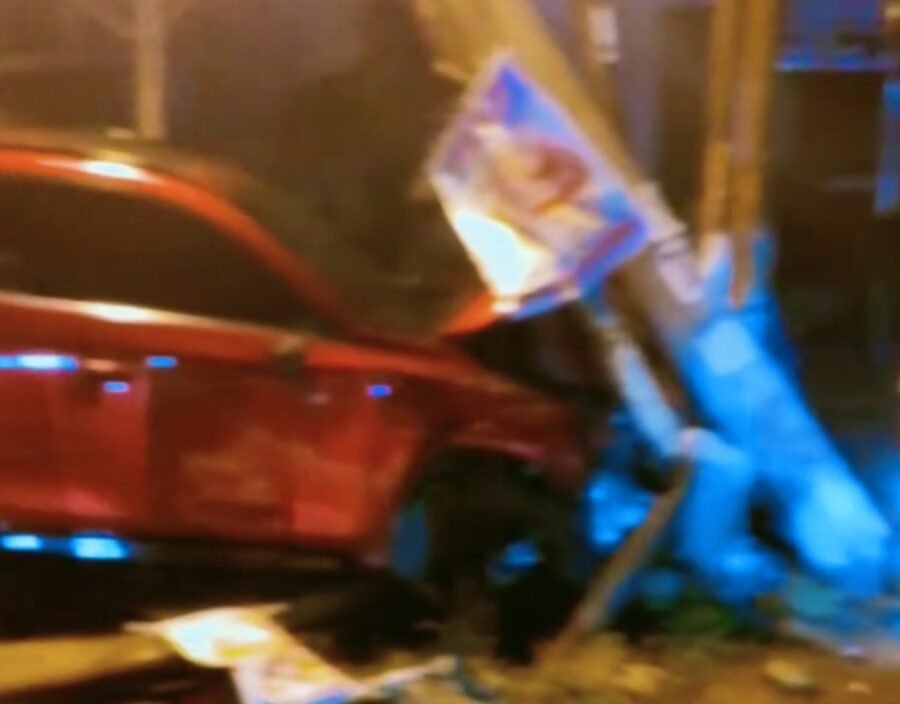Mobil Tabrak Tiang Listrik di Medan Johor Kota Medan