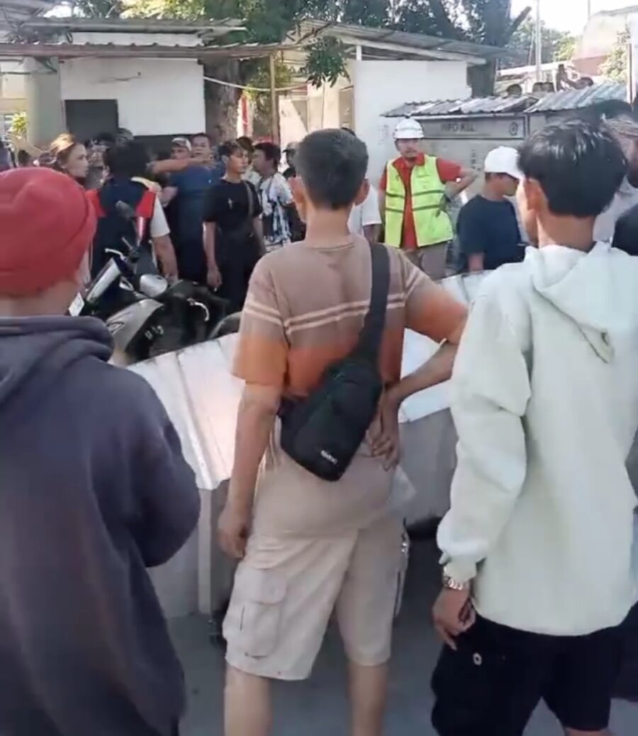 Puluhan Pekerja Proyek Stadion Teladan Demo Tuntut Gaji yang Belum Dibayar