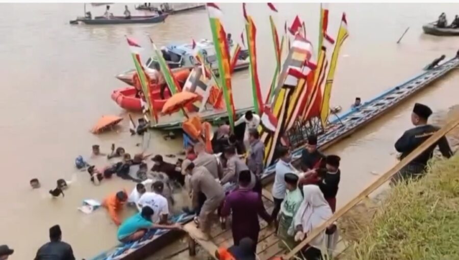 Perahu Bupati Kuansing Karam Saat Pembukaan Pacu Jalur di Tepian Rajo, Tidak Ada Korban Jiwa
