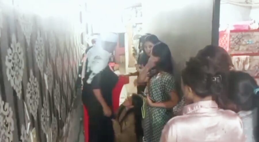 Lapak Salon Digrebek Ustadz, Dua Mesin Judi dan Wanita Penghibur Panik