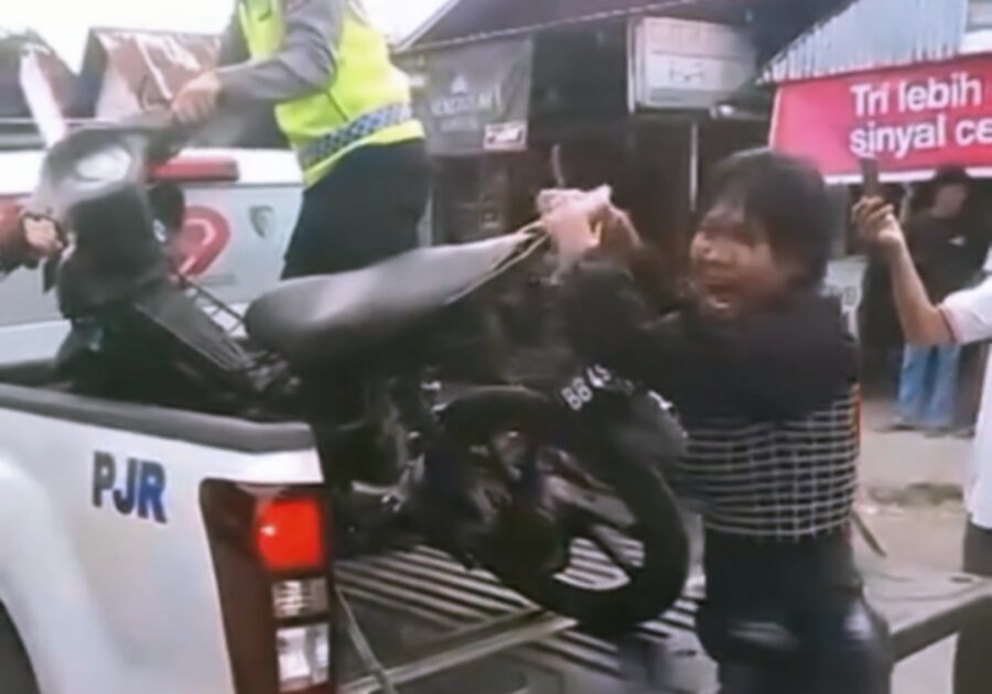 Emak-emak Maksa Turunkan Motornya Dari Atas Mobil Patroli Usai Ditilang
