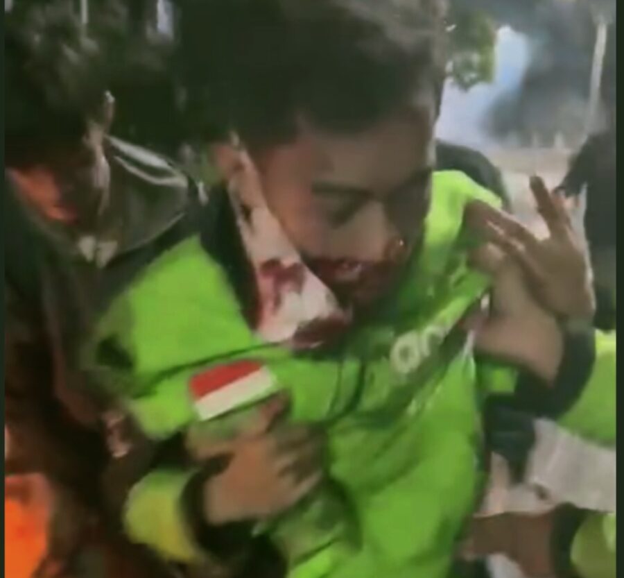 Polisi Berusaha Bubarkan Kerumunan Demo, Driver Ojol Terlindas