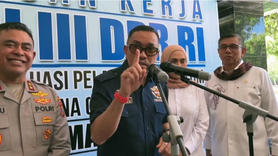 Orang Tolol Sedunia Yang Bilang Bubarin DPR, Kata Sahroni