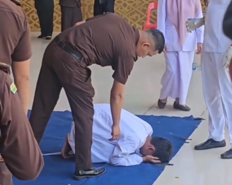 Pasangan Gay di Cambuk di Banda Aceh