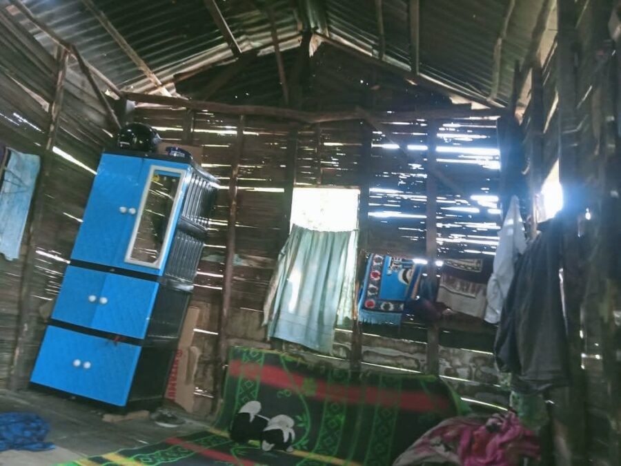 Mak Ombing Mengusap Air Mata Saat Bantuan Untuknya Tidak Terdaftar