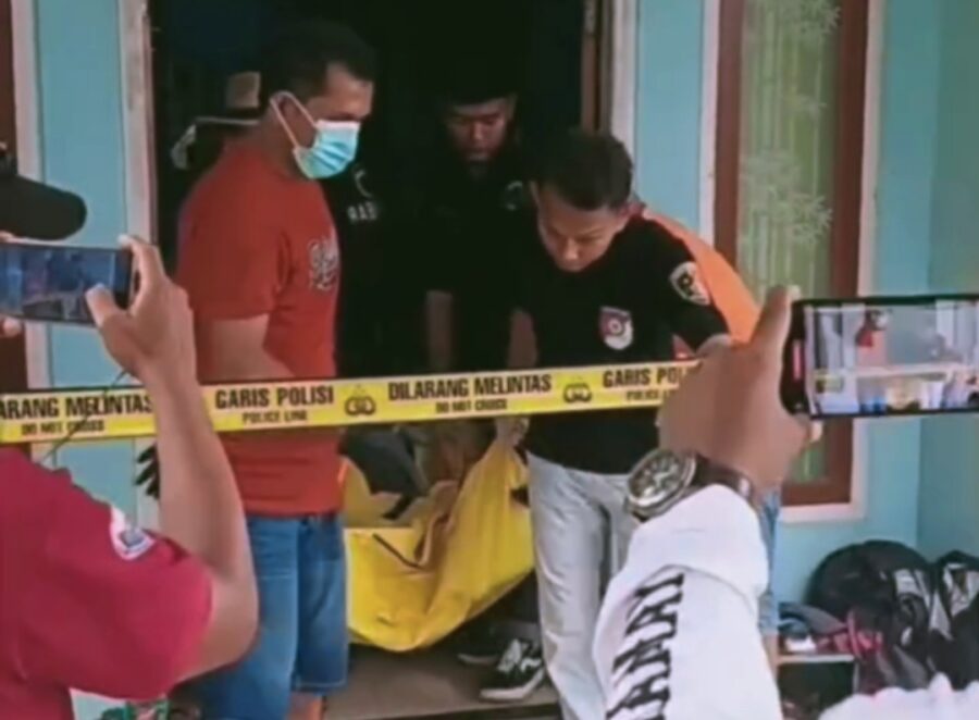 Terdengar Tangisan Bocah Dari Dalam Rumah Bersama Ayahnya Yang Sudah Tiada