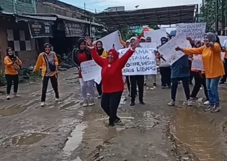 Emak – emak Pasang Tenda Ditengah Jalan Rusak di Deli Serdang