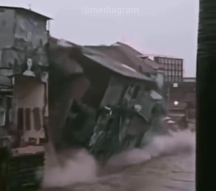 Ratusan Warga Saksikan Jalanan Tergenang Lumpur Akibat Banjir di Denpasar