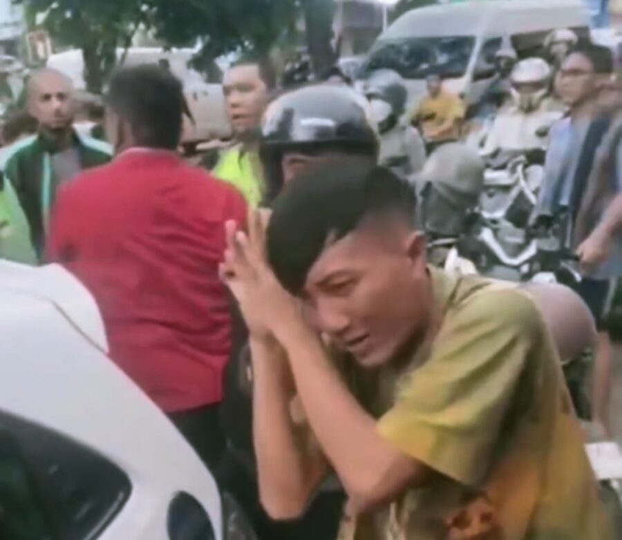Aksi Koboi Tukang Tagih Dihajar Massa