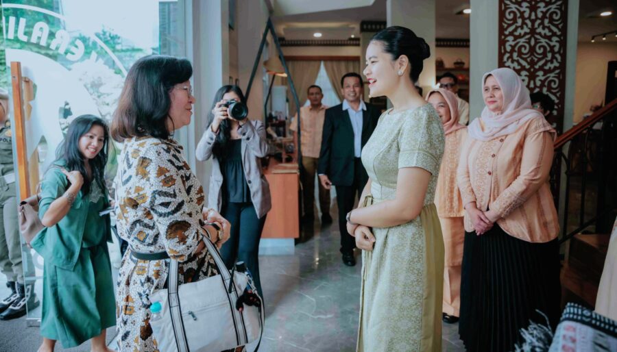 Kahiyang Ayu Perkenalkan Wastra Khas Sumut kepada Istri Dubes AS