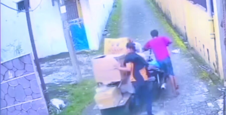 Warga Medan Geger, Dua Pemuda Curi Barang di Jalan Karya Jaya