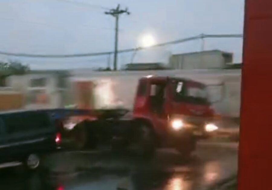 Kepala Truk Trailer Terseret Kereta Api