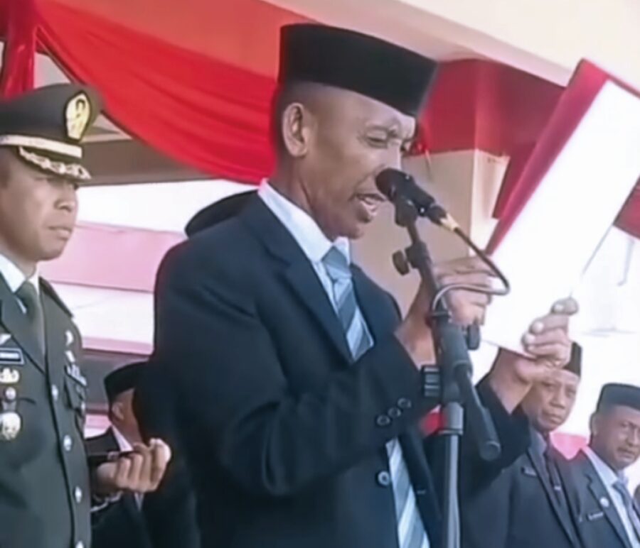 Gagab, Wakil Ketua DPRD Kabupaten Pasangkayu Saat Membaca Teks UUD 45