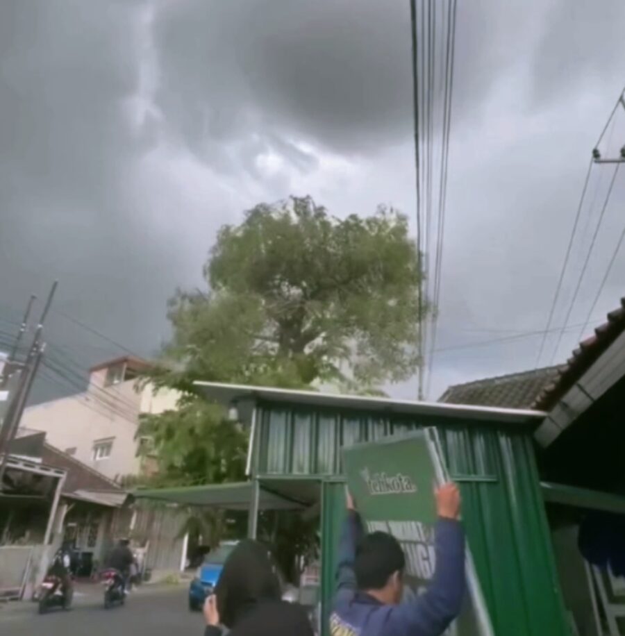 Angin Puting Beliung Hantam Dusun Krajan, Puluhan Rumah Warga Rusak di Malang