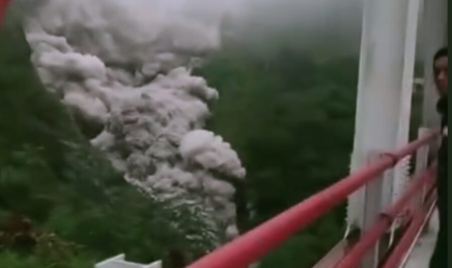 Diperkirakan Ratusan Orang Masih Terjebak Pasca Erupsi Gunung Semeru