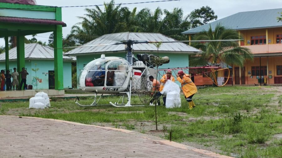 Helikopter PTAR Pertama Menurunkan Bantuan Pangan dan Obat-obatan di Muara Batang Toru