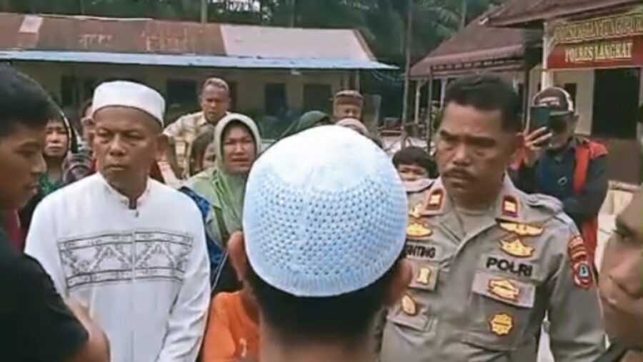 Polsek Tanjungpura Didemo Masyarakat, Ini Sebabnya