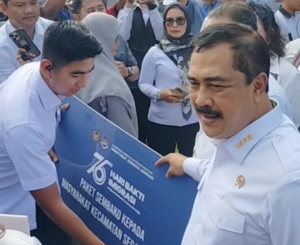 Hari Bakti Imigrasi ke-76 di Langkat, Menteri Imipas Serahkan 10.000 Paket Bantuan Sosial ke Masyarakat