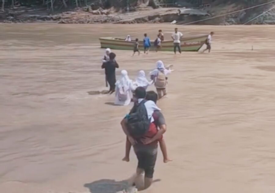 Hari Pertama Sekolah Pelajar SD Digendong Lewati Sungai Berlumpur