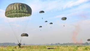 Resimen Arhanud 1 Pasgat Gelar Latihan Terjun Statik dan Free Fall