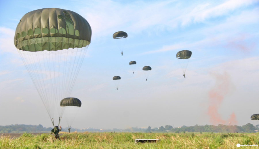 Resimen Arhanud 1 Pasgat Gelar Latihan Terjun Statik dan Free Fall