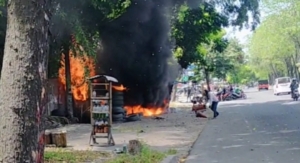 Kebakaran Tambal Ban di Jl Asrama, Medan Disaat Cuaca Panas 31° Celcius