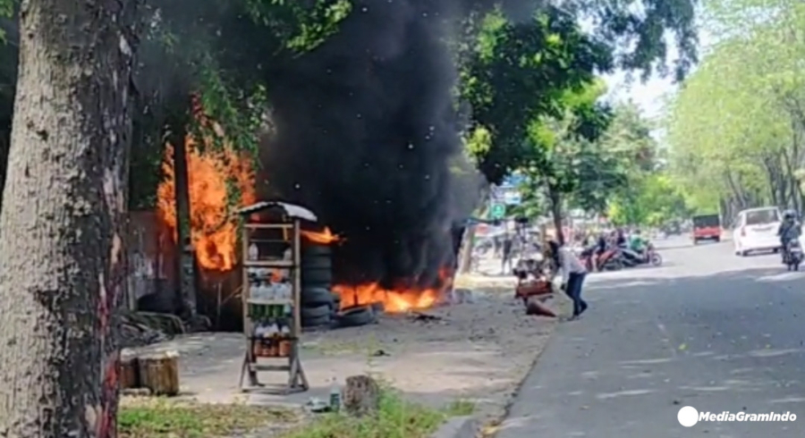 Kebakaran Tambal Ban di Jl Asrama, Medan Disaat Cuaca Panas 31° Celcius