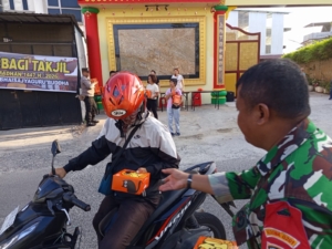 Vihara Bhaisajyaguru Buddha Bagikan 300 Paket Takjil di Medan Petisah