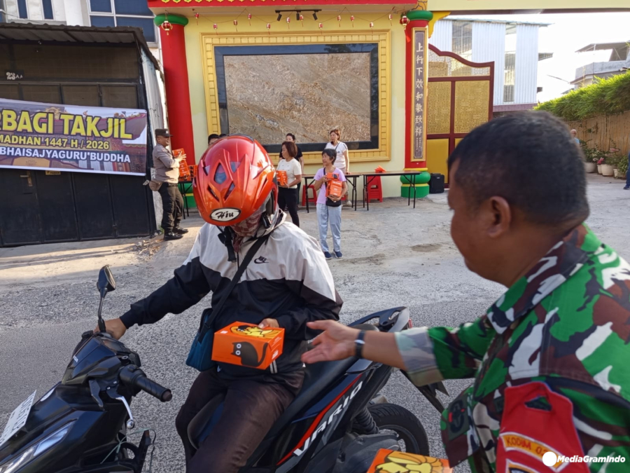 Vihara Bhaisajyaguru Buddha Bagikan 300 Paket Takjil di Medan Petisah