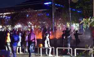 Suasana Demo di Kantor Gubernur Kaltim Hingga Malam Ini Kian Mencekam, Massa Diminta Bubar