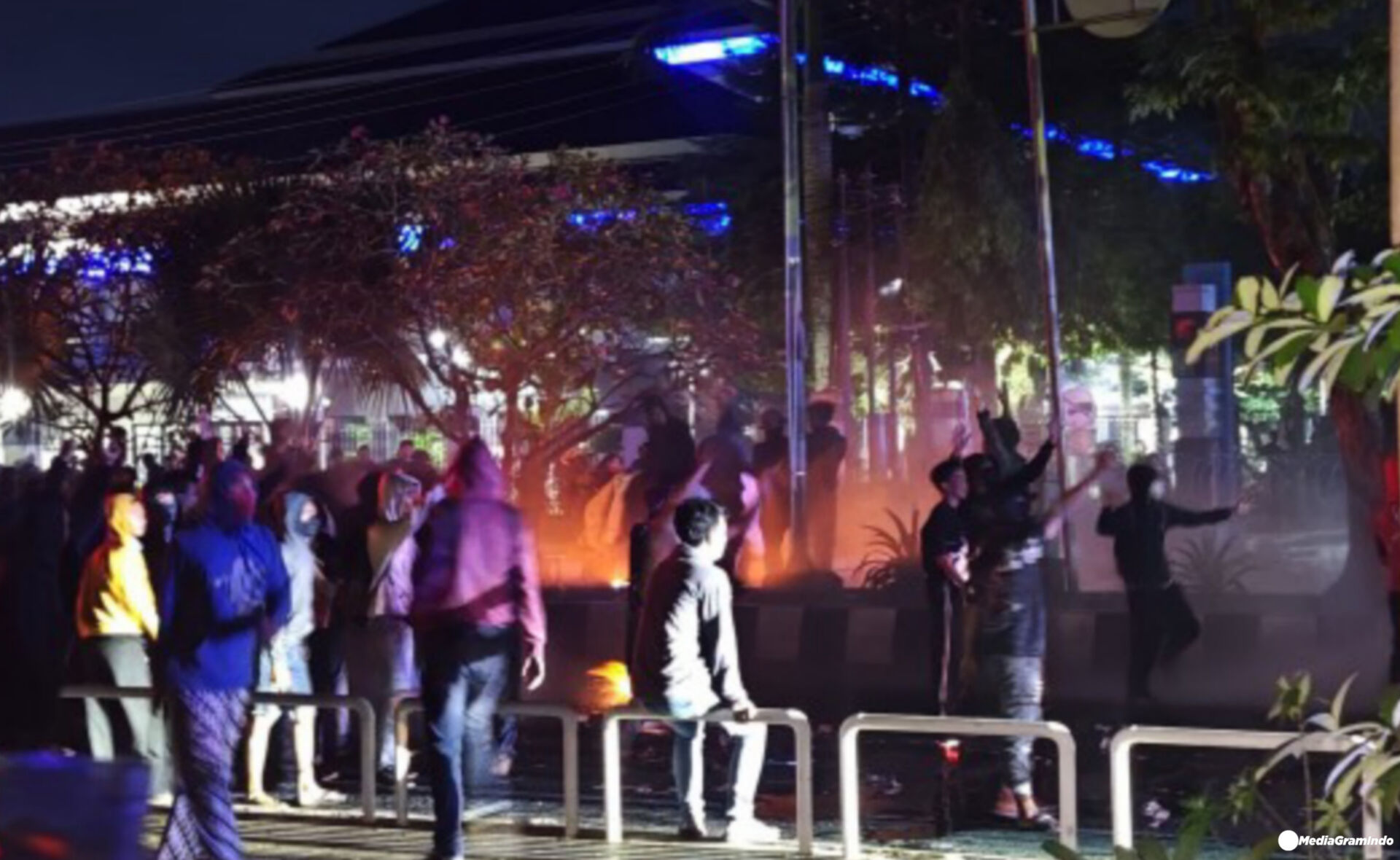 Suasana Demo di Kantor Gubernur Kaltim Hingga Malam Ini Kian Mencekam, Massa Diminta Bubar