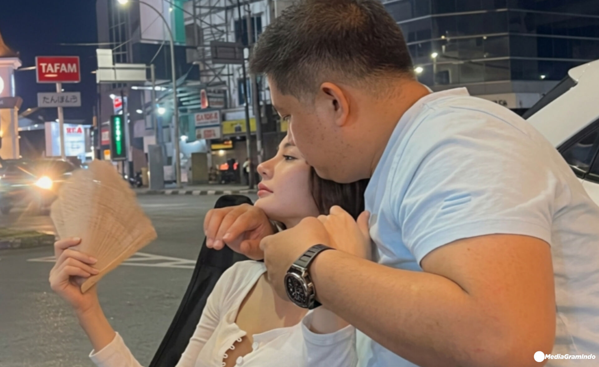 Viral Kompol DK Bermesraan Ditempat Umum Dengan Pod Getar