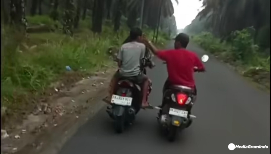 Rujuk Ditolak Suami Hajar Istrinya Yang Sedang Membonceng Dua Anaknya