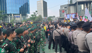 Ketegangan Memanas di Bundaran HI: Massa Aksi Saling Dorong dengan Barikade Ketat 4.000 Personel TNI-Polri