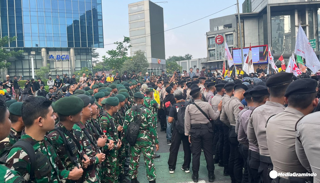 Ketegangan Memanas di Bundaran HI: Massa Aksi Saling Dorong dengan Barikade Ketat 4.000 Personel TNI-Polri