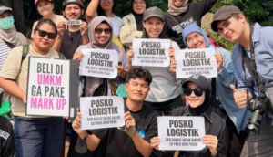 Simbol Solidaritas di Tengah Aksi: Mahasiswa Bagikan Ratusan Makanan Gratis untuk Rakyat Kecil di Bundaran HI