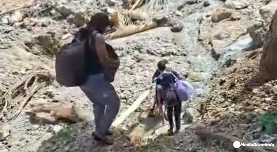 Viral Video Ibu-ibu Panjat Tebing 15 Meter di Jalan Lokop Pining Gayo Lues Putus Akibat Longsor