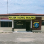 Tumpah Tangis Ibu Steven Arya di Polsek Padang Tualang Saat Otopsi Dibaca