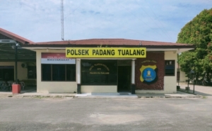 Tumpah Tangis Ibu Steven Arya di Polsek Padang Tualang Saat Otopsi Dibaca