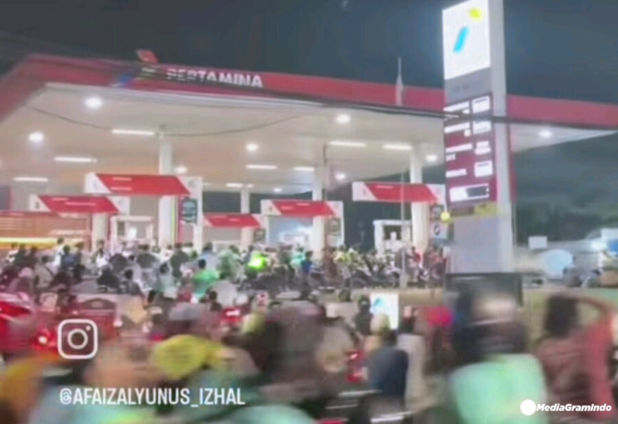 Krisis BBM, Air, dan Listrik Landa Makassar, Warga Antre 8 Jam di SPBU