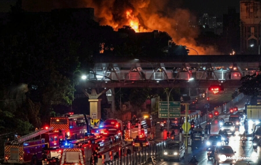 Kebakaran Hebat di Kebayoran Lama Jaksel, 128 Personel Damkar Dikerahkan