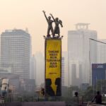 Aksi Greenpeace di Bundaran HI: Dua Tahun Prabowo-Gibran, Krisis Iklim Bikin Hidup Makin Susah