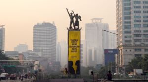 Aksi Greenpeace di Bundaran HI: Dua Tahun Prabowo-Gibran, Krisis Iklim Bikin Hidup Makin Susah