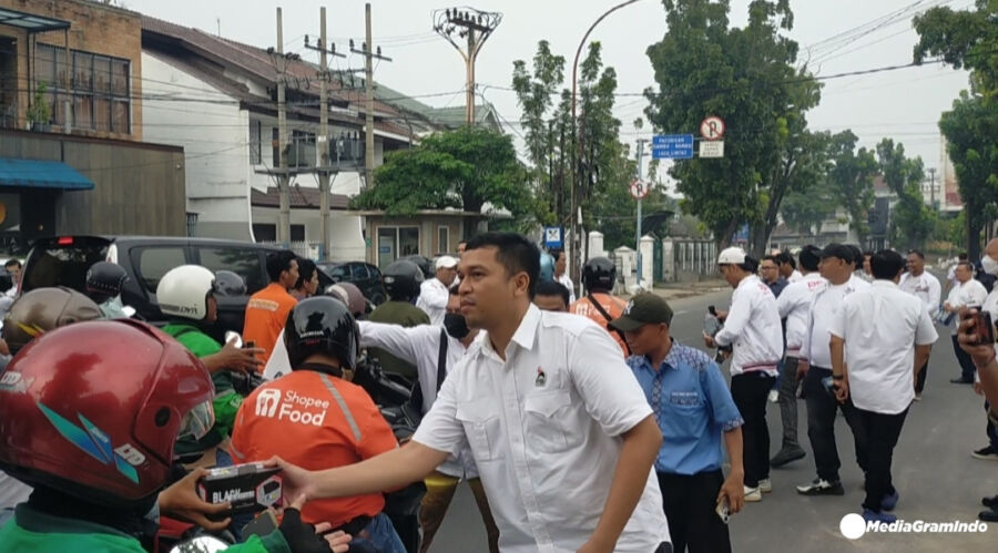 Ajak Masyarakat Jaga Kesehatan, PSI Sumut Bagikan Masker ke Masyarakat